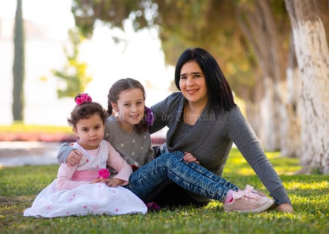 Ainhoa e Isabel Guadalupe Kamp Leal con su mama, Idoia Leal de Kamp