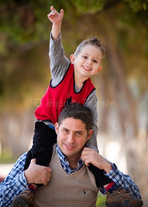 Manuel Inaki Leal Belausteguigoitia con su hijo, Julen