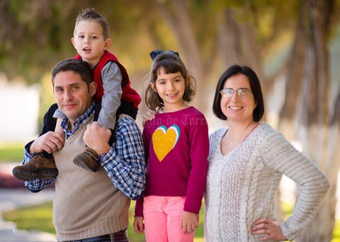 Manuel Inaki Leal con su esposa, Marjolaine Dupuy de Leal, y sus hijos, Aitana y Julen
