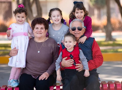 Manuel Leal Garza y Asuncion Belausteguigoitia de Leal con sus nietos, Aitana, Julen, Ainhoa e Isabel