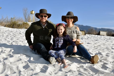Michael Clegg, Emma Clegg y Leticia Robles