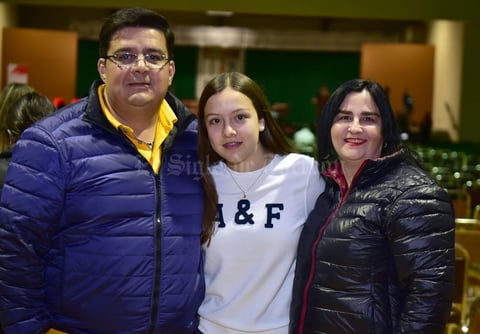 03022019 POSAN PARA LA FOTO.  José, Ángela y Ludivina.