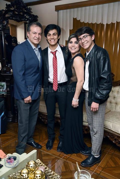 03022019 Dr. Felipe Rivas Castañón y Beatriz Rodríguez de Rivas con sus hijos: Alan Eduardo y Ramsés Rivas Castañón.