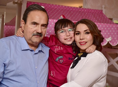 03022019 CUMPLE 7 AñOS.  Elisa María con sus papás, Ignacio Salcido y Perla Matías.