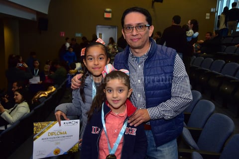 03022019 Alumnos mostrando sus reconocimientos.
