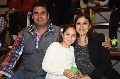 06022019 Jaime López, Ana Estrada y Valentina López.