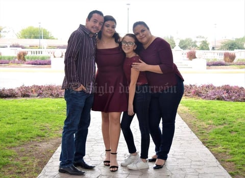 09022019 CELEBRA EN FAMILIA.  Yarah Marcela Ramos Guillén con sus papás, David Ramos Fraga y Marcela Guillén de Ramos, y su hermana, Yaiza Edith Ramos Guillén.