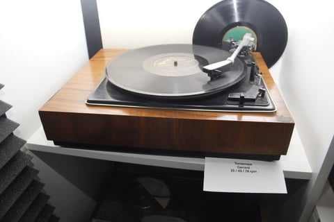 El encargado del museo, Omar García, informó que la fonoteca alberga más de 13 mil discos de vinilo los cuales son testigo del trabajo de programación musical.