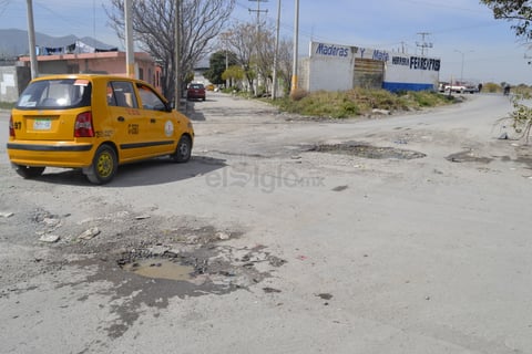 Las pésimas condiciones del pavimento no son privativas de las calles por las que circulan las rutas urbanas en Zaragoza Sur, la mayoría está en pésimo estado.