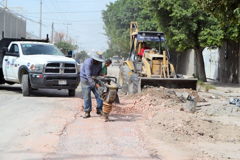 La avenida Carrillo Machado, de la colonia Las Luisas, estaba intransitable. Sin embargo, el pasado viernes, el Ayuntamiento comenzó con la reparación de la carpeta.