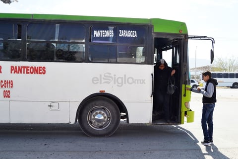 Habitantes de Zaragoza, las Luisas y la Lázaro Cárdenas, toman el camión en el bulevar Laguna Sur.