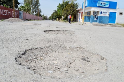 La avenida Carrillo Machado era la avenida principal por la que transitaba el Ruta Sur Panteones para ingresar a las colonias Lázaro Cárdenas y Las Luisas. A lo largo de la rúa se pueden apreciar hoyancos de gran tamaño.