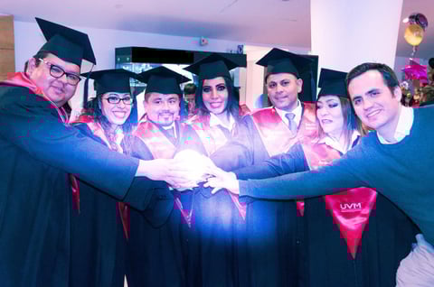 10022019 Lic. en Trabajo Social, Mayela Chavira, en compañía de su hijo, Luis Fernando.