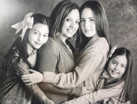 11022019 EN FAMILIA.   Claudia Serna con sus hijas Sofi, Deby y Barby.