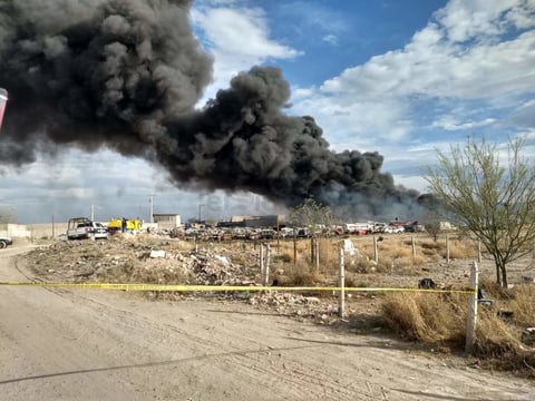 Incendio en corralón de Gómez Palacio causa daños a vehículos