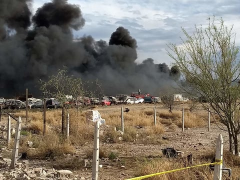 Incendio en corralón de Gómez Palacio causa daños a vehículos