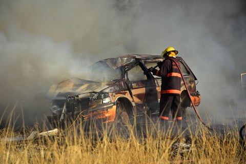En el sitio se apreciaba una extensa columna de humo y el fuego tardó en controlarse, ya que el viento impedía sofocarlo, pues las llamas se extendieron de auto en auto; sin embargo, la situación se controló alrededor de las 17:20 horas de este lunes.