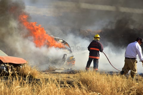 Incendio en corralón de Gómez Palacio causa daños a vehículos
