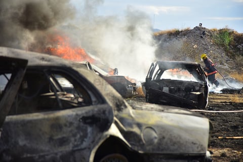 La tarde de este lunes se registró un fuerte incendio en el corralón que se ubica en el ejido Las Huertas de Gómez Palacio, el cual dejó afectaciones en cerca de 50 vehículos, pero sin lesionados.