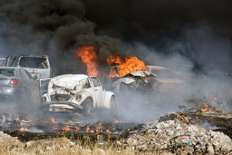 Incendio en corralón de Gómez Palacio causa daños a vehículos