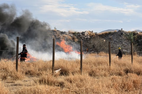 Incendio en corralón de Gómez Palacio causa daños a vehículos