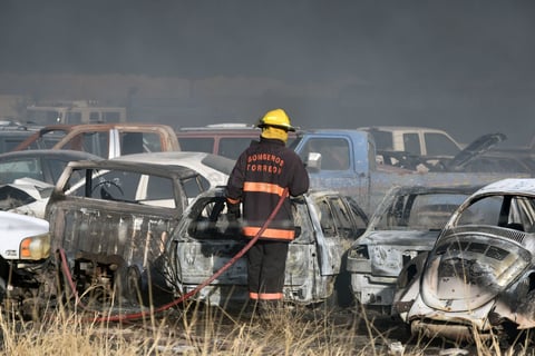 Incendio en corralón de Gómez Palacio causa daños a vehículos