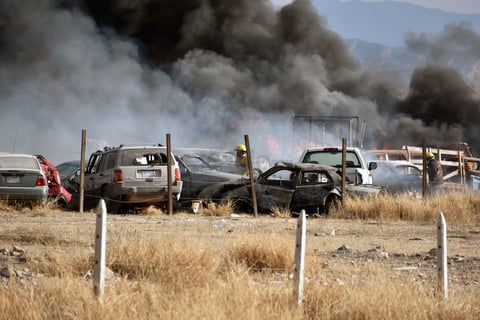 Incendio en corralón de Gómez Palacio causa daños a vehículos