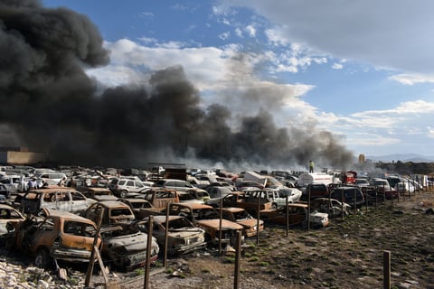 Incendio en corralón de Gómez Palacio causa daños a vehículos
