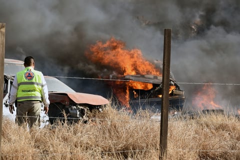 Incendio en corralón de Gómez Palacio causa daños a vehículos