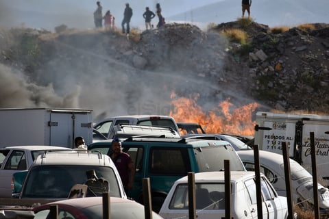 Incendio en corralón de Gómez Palacio causa daños a vehículos