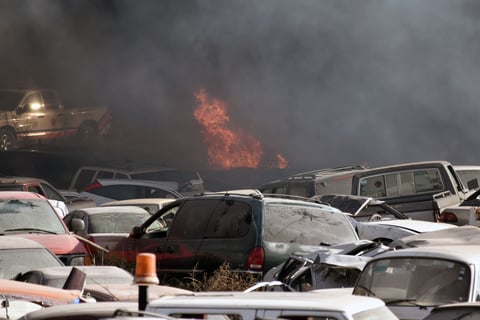 Incendio en corralón de Gómez Palacio causa daños a vehículos
