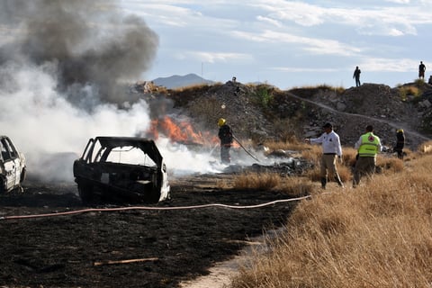 Incendio en corralón de Gómez Palacio causa daños a vehículos