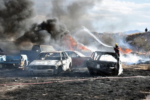 Incendio en corralón de Gómez Palacio causa daños a vehículos