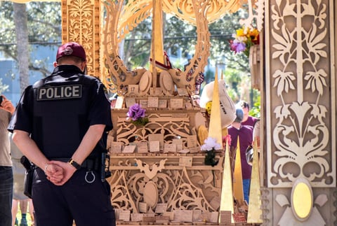 El tributo a las víctimas se trasladó hacia el medio día al "Templo del tiempo", una escultura en madera reciclada construida por el artista David Best junto con un grupo de voluntarios para conmemorar el primer aniversario.
