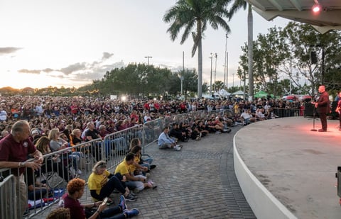 La comunidad también se reunió en un parque aledaño a la escuela, el Pine Trails Park, el mismo donde el 15 de febrero de 2018 se congregaron los estudiantes de Parkland y comenzaron una campaña agresiva por el control de las armas de fuego que se conoce como March for Our Lives (MFOL).