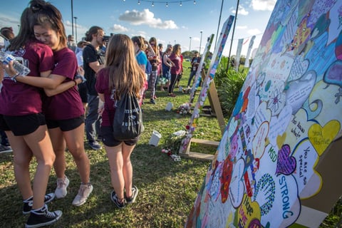 Recuerdan a las víctimas de Parkland a un año del tiroteo