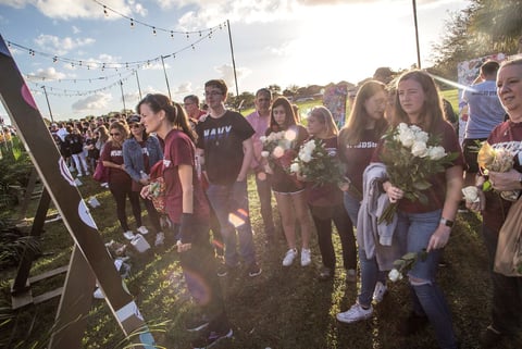 Los alumnos de MSD al parecer prefirieron honrar en privado a sus compañeros y maestros muertos o quisieron evitar a los muchos periodistas congregados en la escuela, a juzgar por la poca asistencia a la llamada jornada "de servicio y amor".