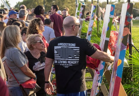 La comunidad de Parkland (Florida) recordó este jueves con "recogimiento", según dijo uno de sus vecinos, el tiroteo que el Día de San Valentín de 2018 acabó trágicamente con la vida de 14 estudiantes y tres empleados de la escuela secundaria Marjory Stoneman Douglas (MSD).