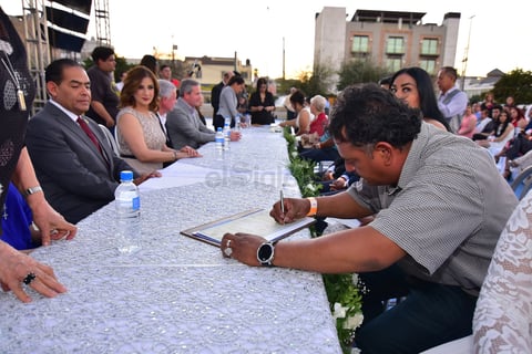 El Gobierno de Coahuila y el Ayuntamiento de Torreón, a través de los Sistemas para el Desarrollo Integral de la Familia (DIF) estatal y municipal, llevaron a cabo la tarde del viernes el evento denominado Bodas Comunitarias 2019, mismo que se realizó en la explanada de la Plaza Mayor.