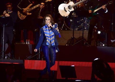 Desvísteme, Por hablarle de ti, Dejémoslo así y Ese beso, fueron las primeras canciones que Edith entonó a sus "Marquezos" -como ella llama a sus fanáticos-.