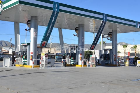 Mientras que la que se localiza en bulevar Las Fuentes y del Bosque en la Colonia Obispado, se encuentra cerrada por falta de combustible.