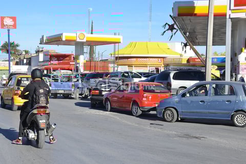 Mientras algunas estaciones de servicio reportan poco abasto de gasolina Magna (verde) y otras se vieron obligadas a cerrar por la falta de combustible, otras comienzan a abarrotarse por conductores preocupados.