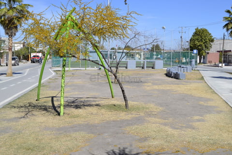 Entre el amarillo y el gris. En algunas zonas del parque líneal, el césped seco cedió el paso a la tierra por la falta de agua, dando un mal aspecto al lugar.