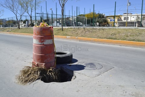 Hundimiento lleva meses. Las calles que corren paralelas al parque también presentan desperfectos. Frente a la Cerrada del Magnesio de la colonia Residencial del Norte, desde hace meses está un hundimiento que no ha sido atendido.