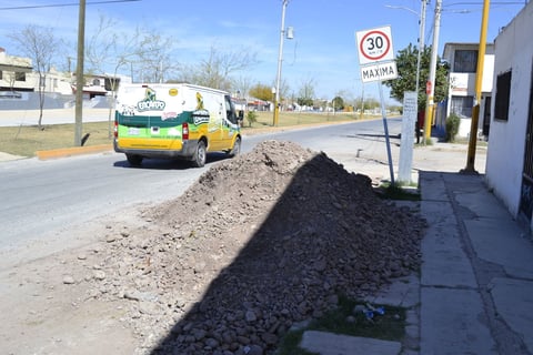 Reparaciones inconclusas. Cuando el personal del SIMAS acude a atender quejas por fallas en la red de drenaje, deja la tierra sobre la avenida de los Metales, obstruyendo el paso de vehículos y peatones.