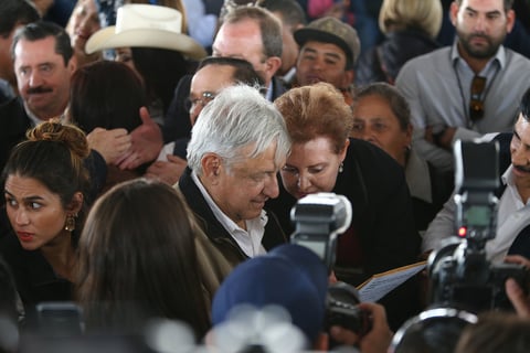 Sin embargo, el incidente no pasó a mayores y para cuando López Obrador arribó al estadio de béisbol, ya se habían calmado los ánimos.