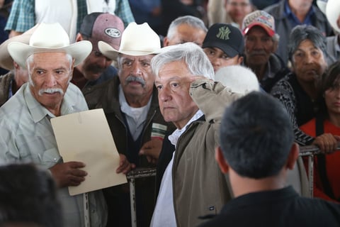 Dicho forcejeo fue más intenso e incluso algunos de los que participaron o quedaron en medio del desorden resultaron con raspones y moretones.