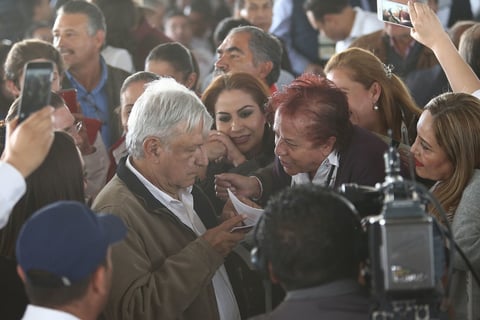 Dicho forcejeo fue más intenso e incluso algunos de los que participaron o quedaron en medio del desorden resultaron con raspones y moretones.