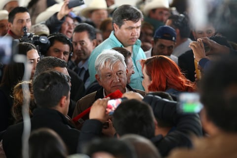 Luego se registró otro forcejeo, ya que parte del grupo de personas del CADI quisieron ingresar a otra área en la que había empleados federales.