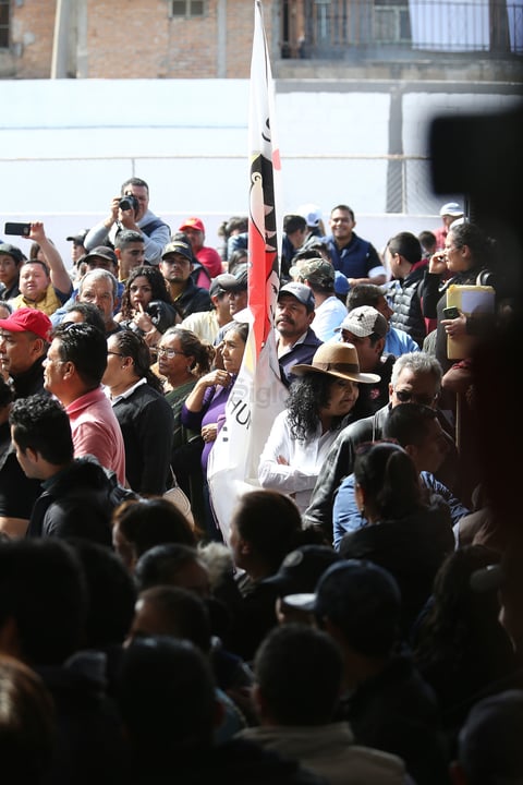 Antes de que López Obrador llegara al lugar, arribó un grupo de personas vinculadas con el sistema CADI, mismas que comenzaron a exigir el acceso a una zona cercana al templete instalado para el evento.